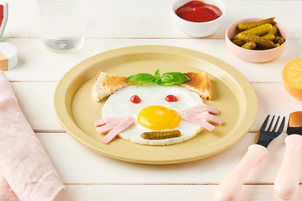 Œuf au plat chat, haricot vert et ketchup