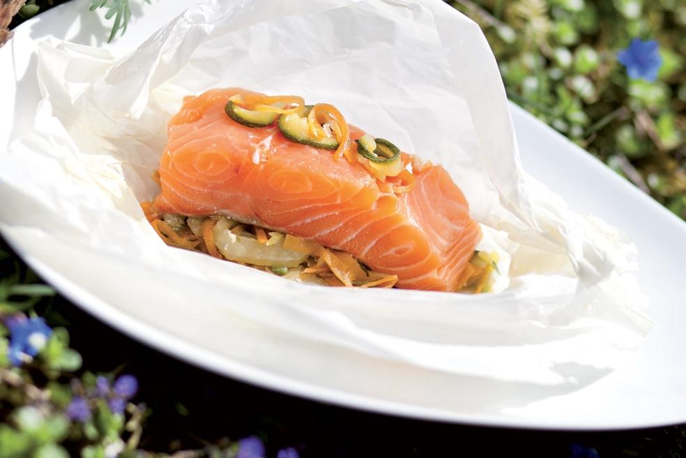 Papillote de saumon et julienne de légumes au gingembre