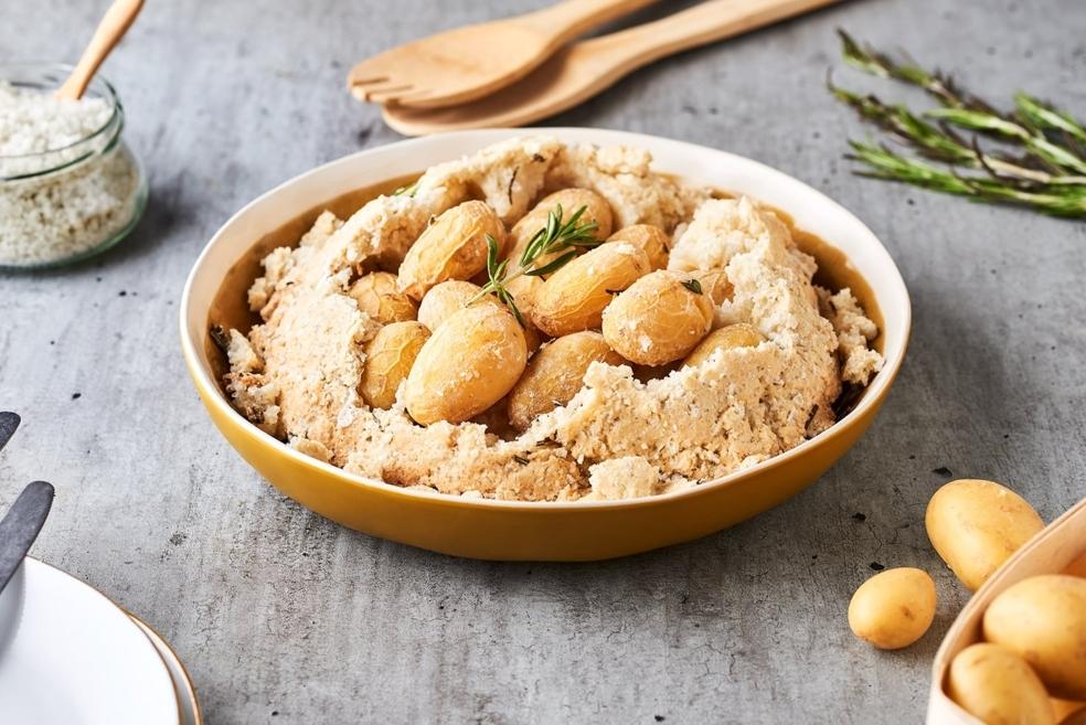 Pommes de terre en croûte de sel et romarin