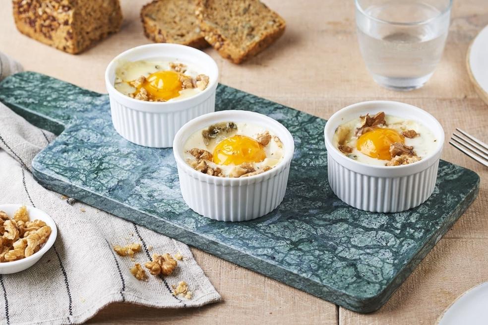 Œufs cocotte à la fourme d’Ambert et noix