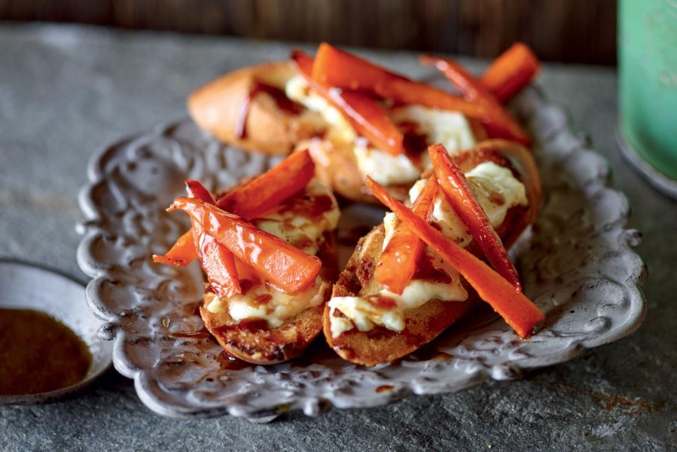 Toasts au fromage de chèvre et carottes marinées au café