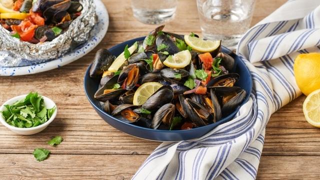 Papillotes de moules, tomates et oignons rouges