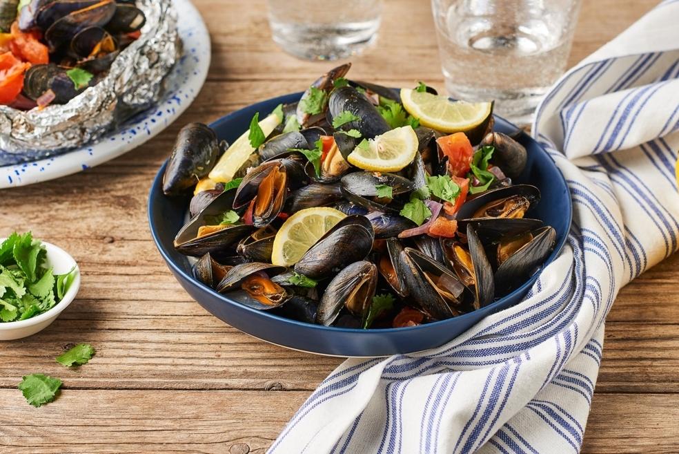 Papillotes de moules, tomates et oignons rouges