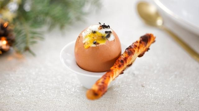 Œufs à la coque et mouillettes de sacristains au Comté