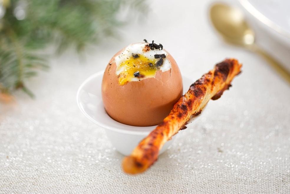 Œufs à la coque et mouillettes de sacristains au Comté