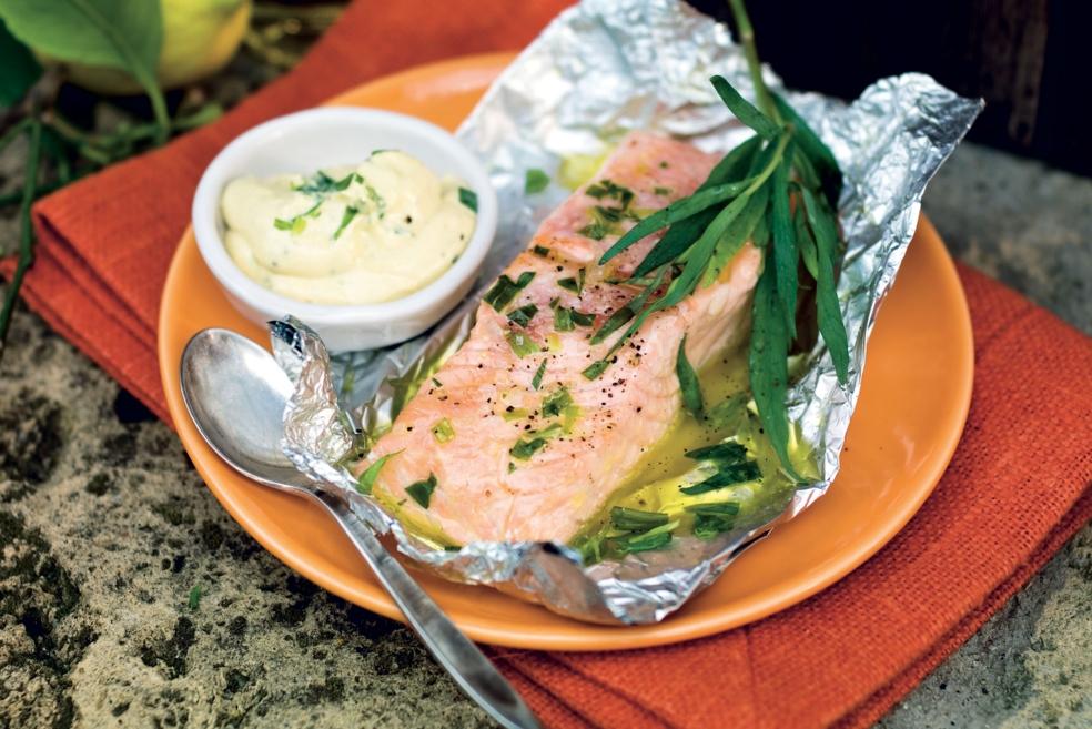 Saumon marine à l'estragon, sauce à la moutarde