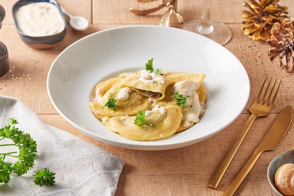 Raviolis maison fourrés aux escargots et crème de vin blanc