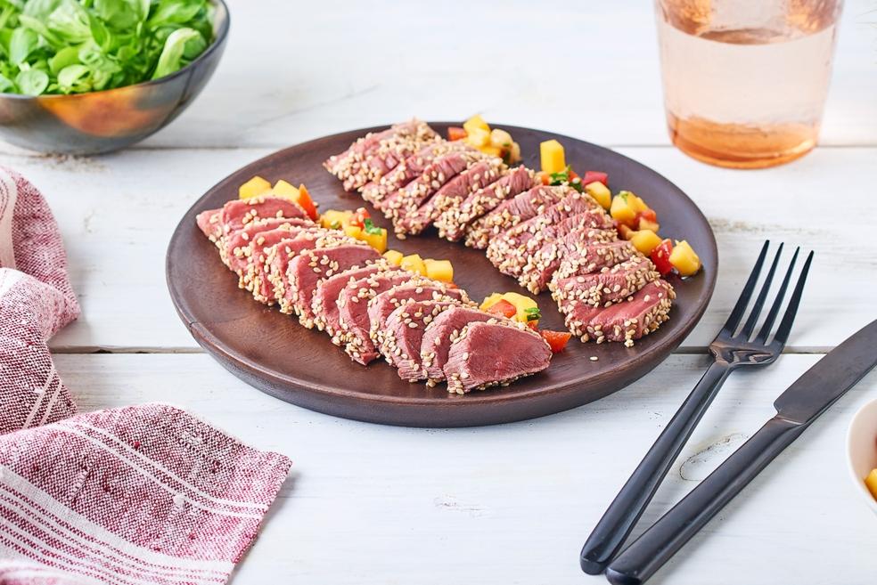 Tataki de canard, brunoise de mangue et huile de sésame