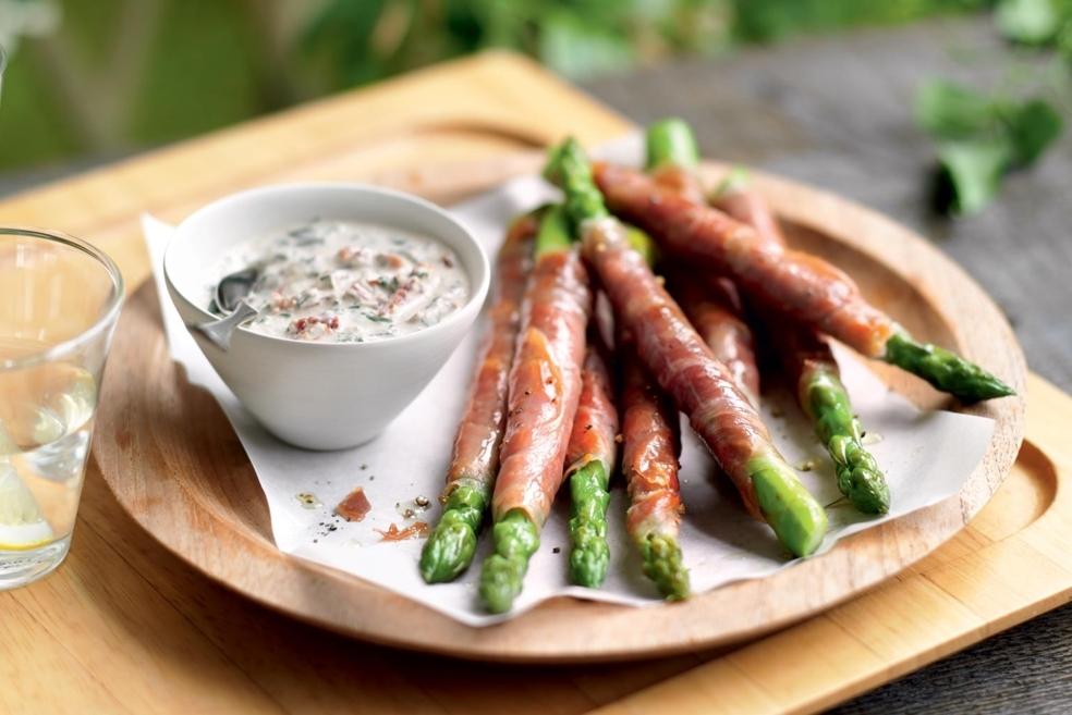Roulés d’asperges au jambon de Parme et sauce au parmesan