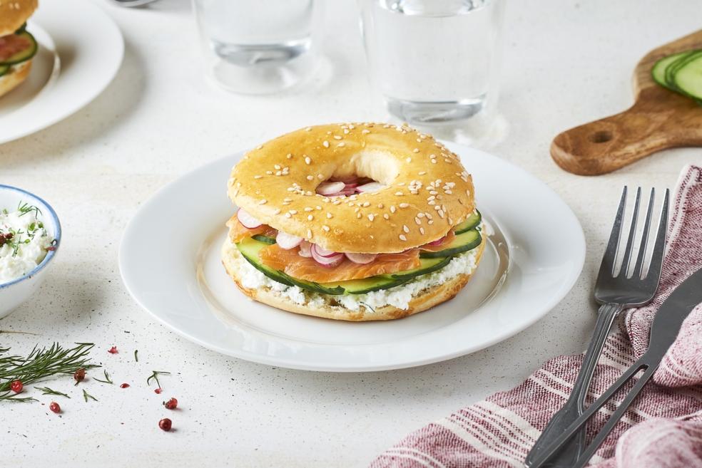 Bretzel bagel au saumon fumé