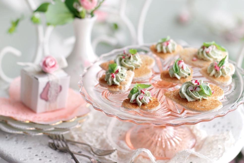 Canapés frais au fromage-pesto-radis