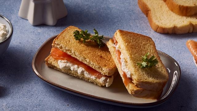 Croque brioché à la faisselle et au saumon