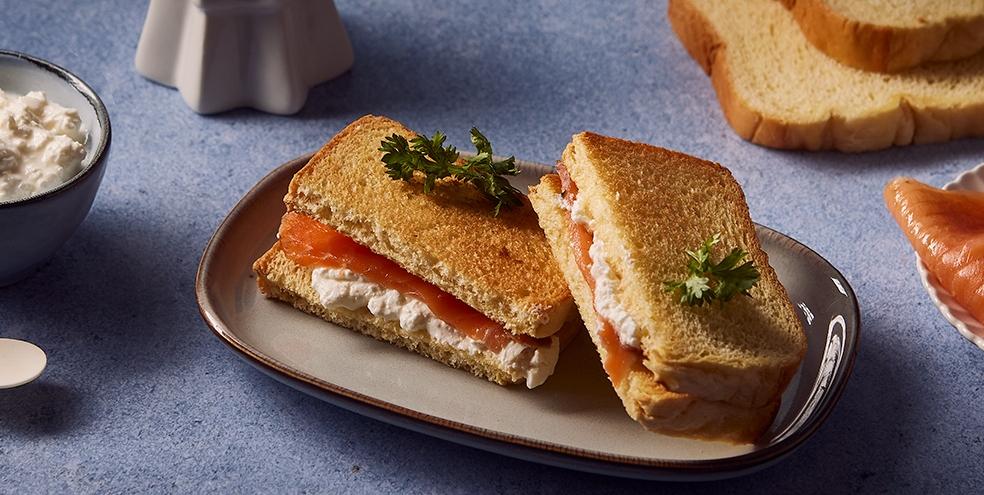 Croque brioché à la faisselle et au saumon