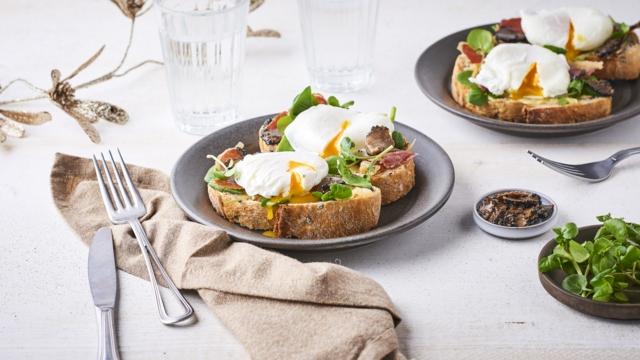 Tartines œufs pochés, lamelles de truffes et chips de jambon cru