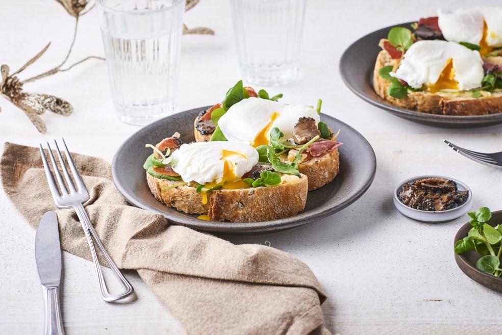 Tartines œufs pochés, lamelles de truffes et chips de jambon cru