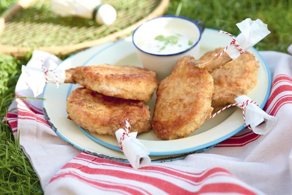 Côtelettes de porc panées, sauce aux concombres