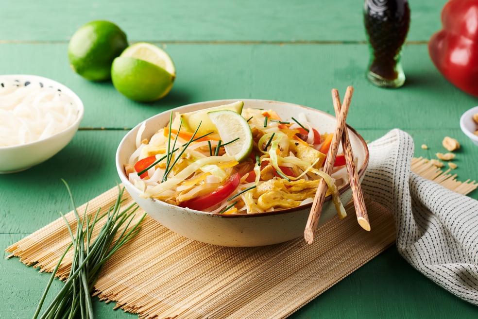 Pad thaï aux œufs, carottes, chou blanc et ciboulette