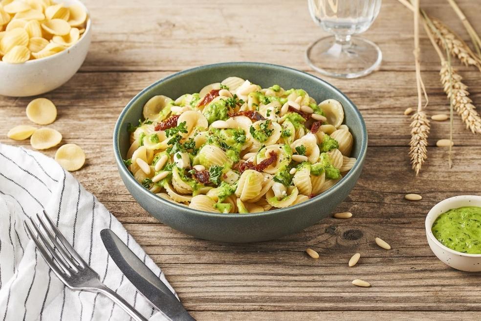 Orecchiettes pesto de petits pois, tomates séchées et gorgonzola