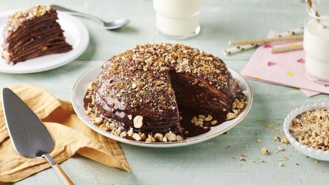 Gâteau de crêpes à la nougatine, chocolat et noisettes