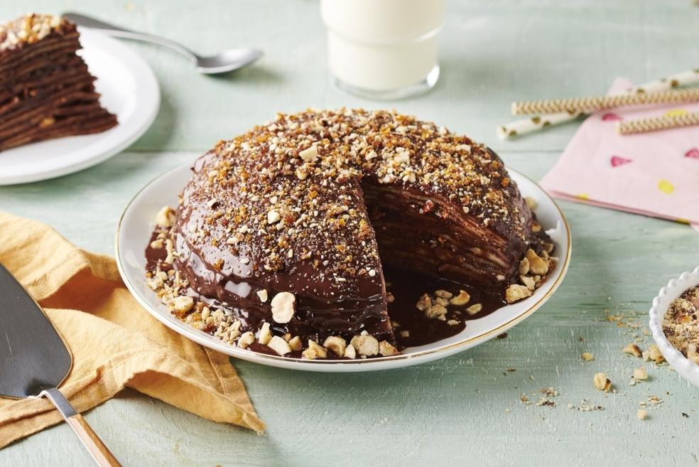 Gâteau de crêpes à la nougatine, chocolat et noisettes