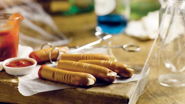 Doigts tranchés de trolls (saucisses au ketchup)