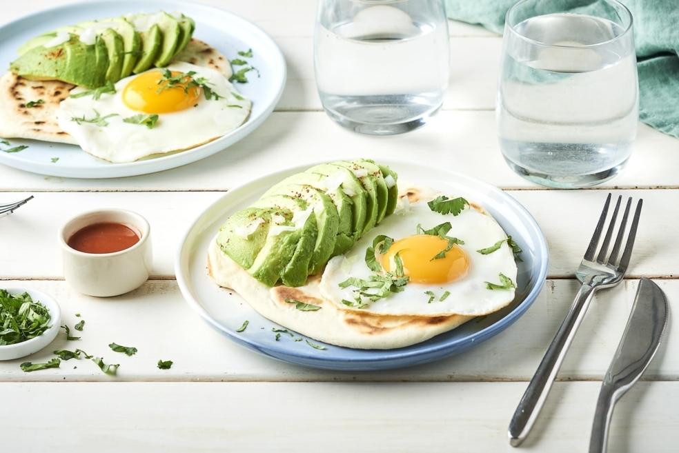 Naans avocat, oeuf au plat et sauce pimentée
