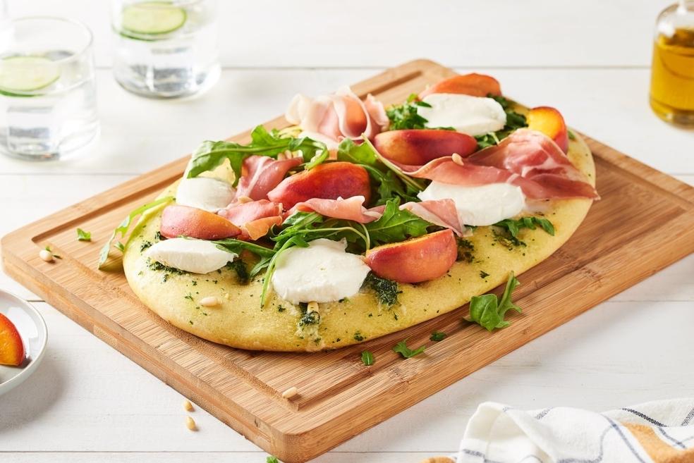 Focaccia de pêches rôties au barbecue, pesto, mozzarella et jambon cru