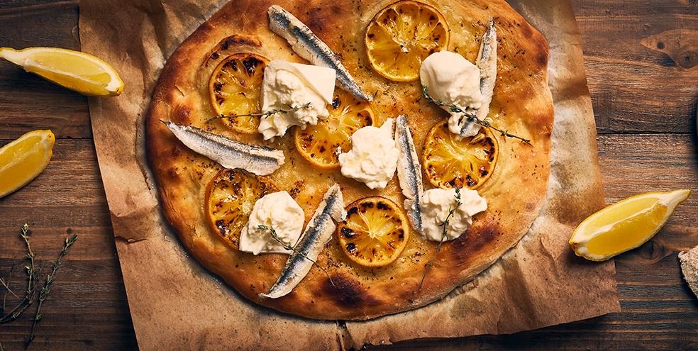 Pizza au citron, anchois et burrata