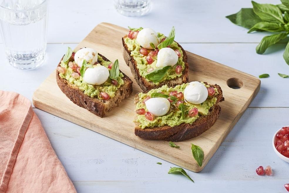 Bruschettas d'avocats et mozzarella