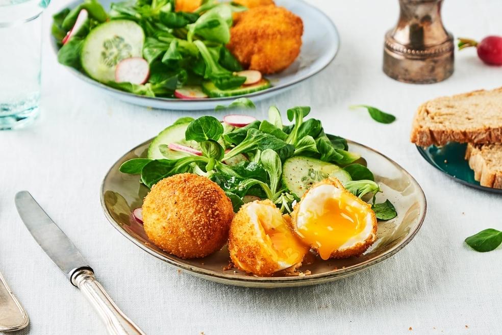 Œufs mollets panés et bol de mâche, radis et concombre