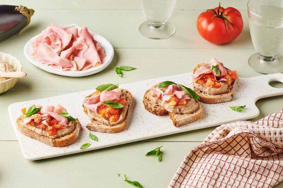 Bruschettas à la crème d'aubergine et jambon aux herbes