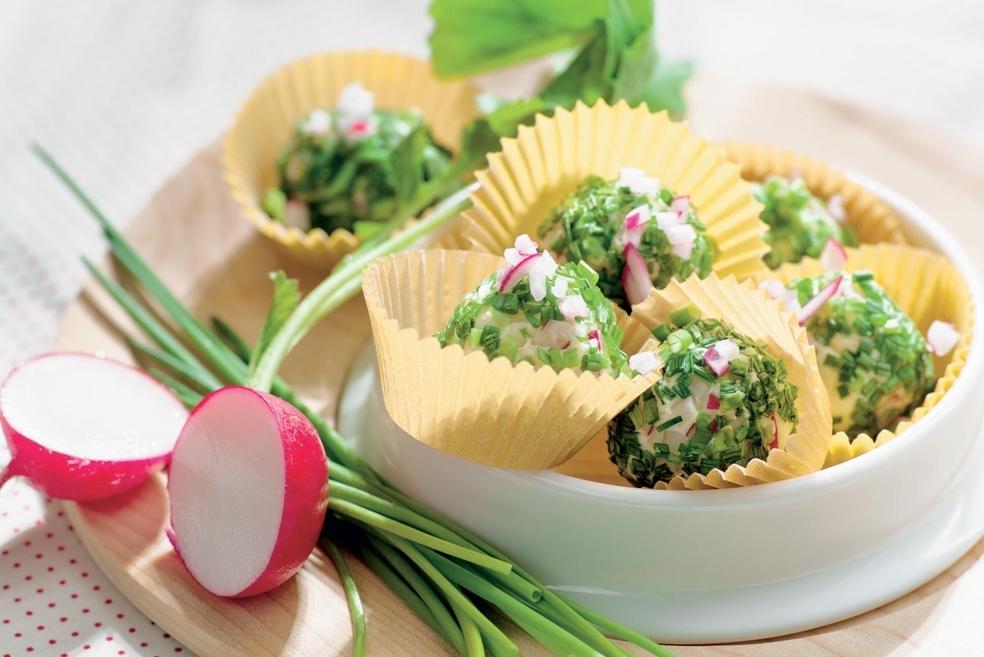 Beurre aux radis en robe de ciboulette