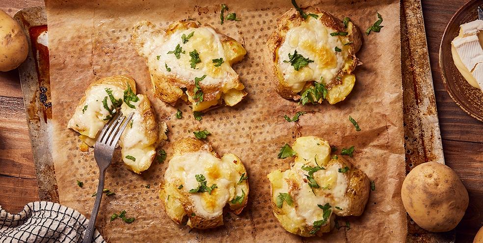 Smashed potatoes au reblochon et aux oignons rouges