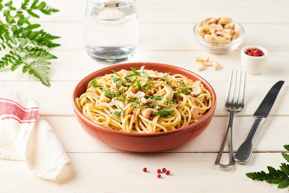 Spaghettis aux sardines, basilic et noix de cajou