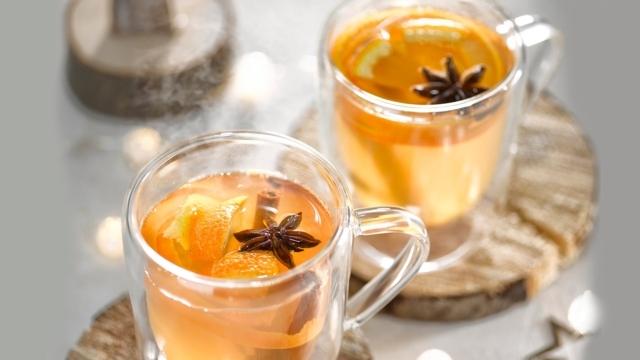 Vin blanc chaud aux agrumes et aux épices