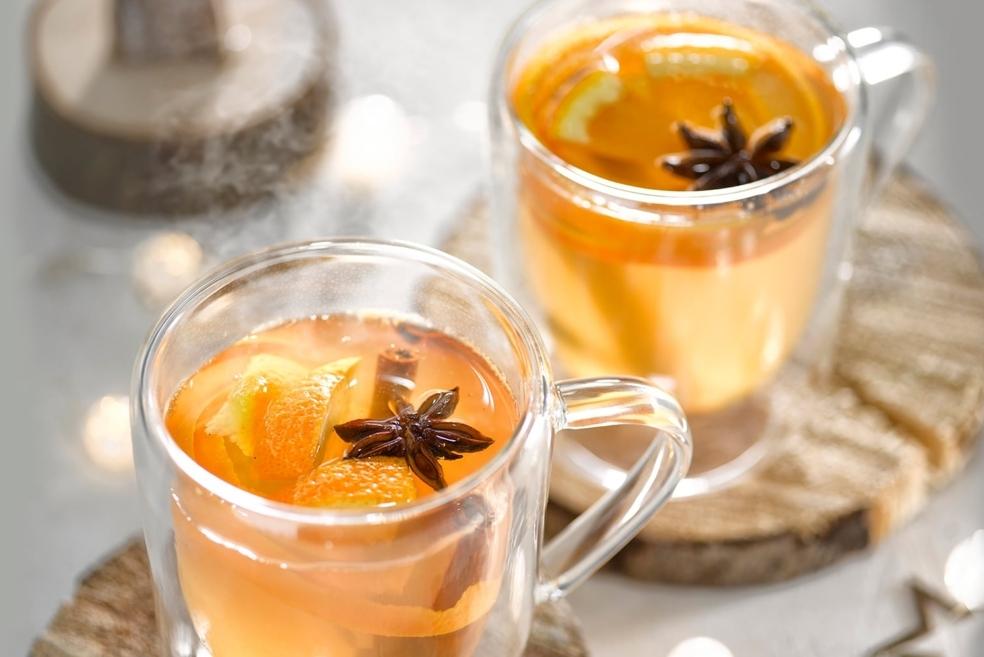 Vin blanc chaud aux agrumes et aux épices