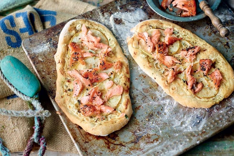 Tarte flambée au saumon et aux pommes