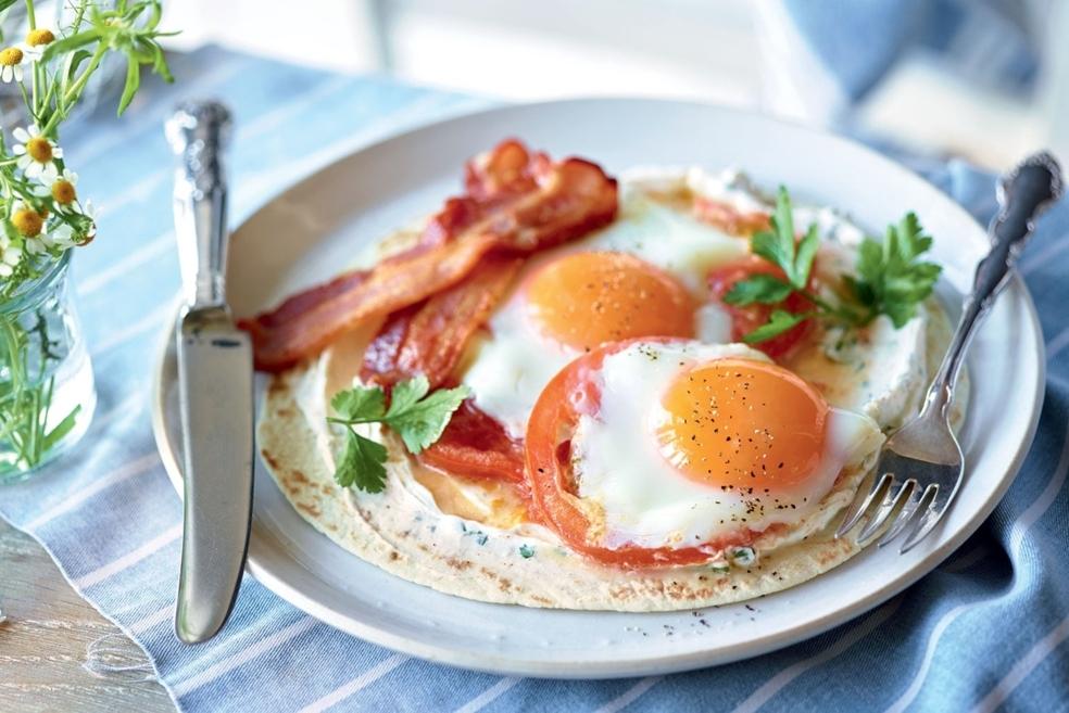 Tortilla à la tomate, lard et œuf sur le plat