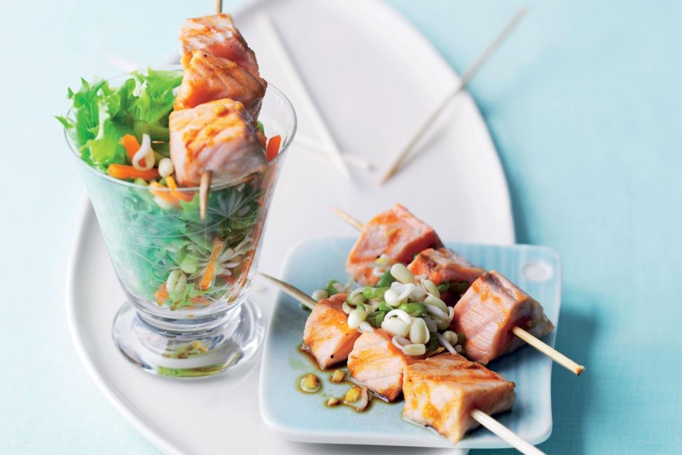 Brochettes de saumon et salade aux pousses de soja