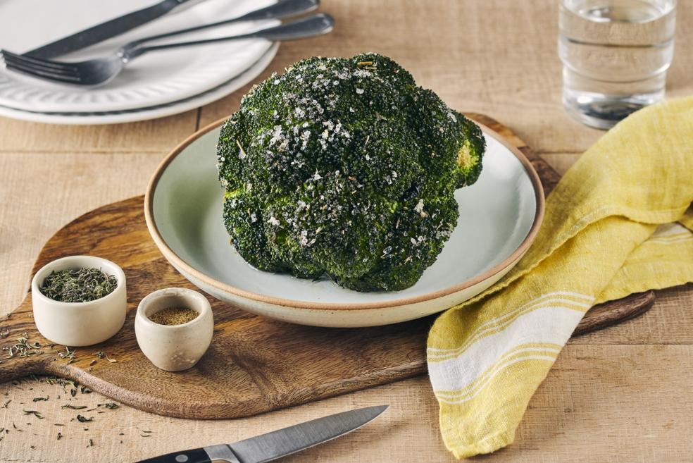 Brocoli entier grillé au four et graines de sésame