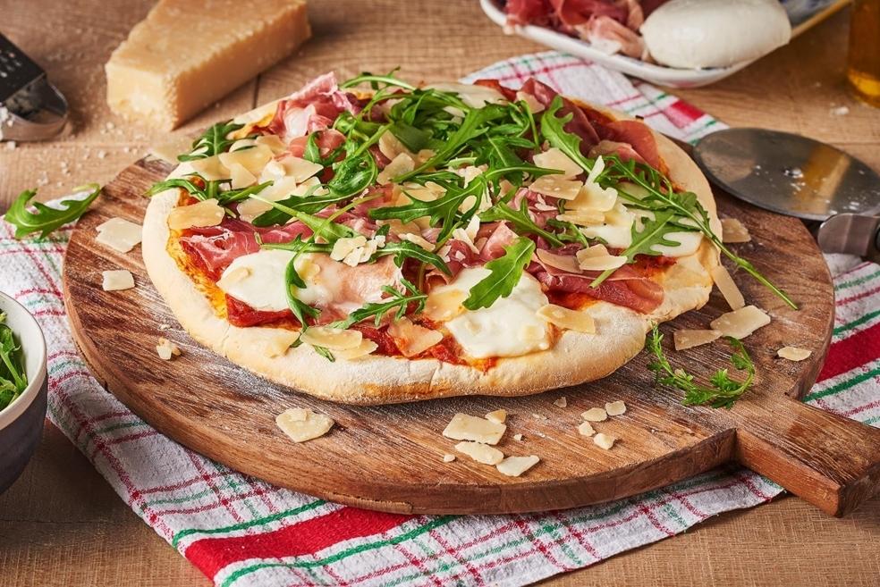 Pizza à la mozzarella, jambon fumé et roquette