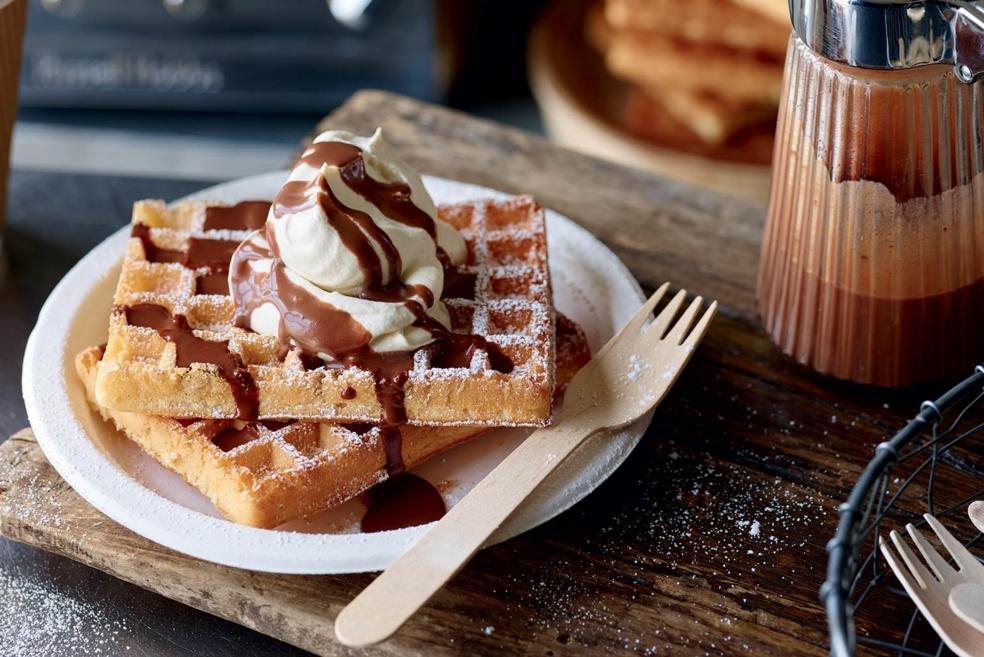 Gaufres à la banane, sauce au chocolat