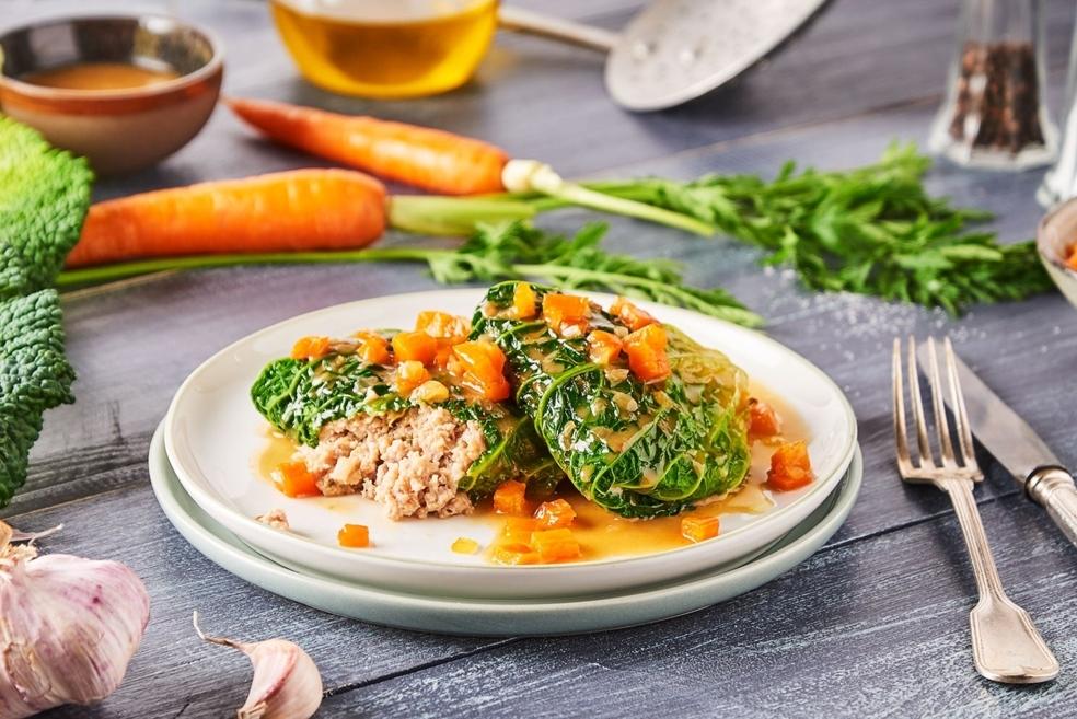 Feuilles de chou vert farcies à la viande, petit garniture de carotte oignons en brunoise