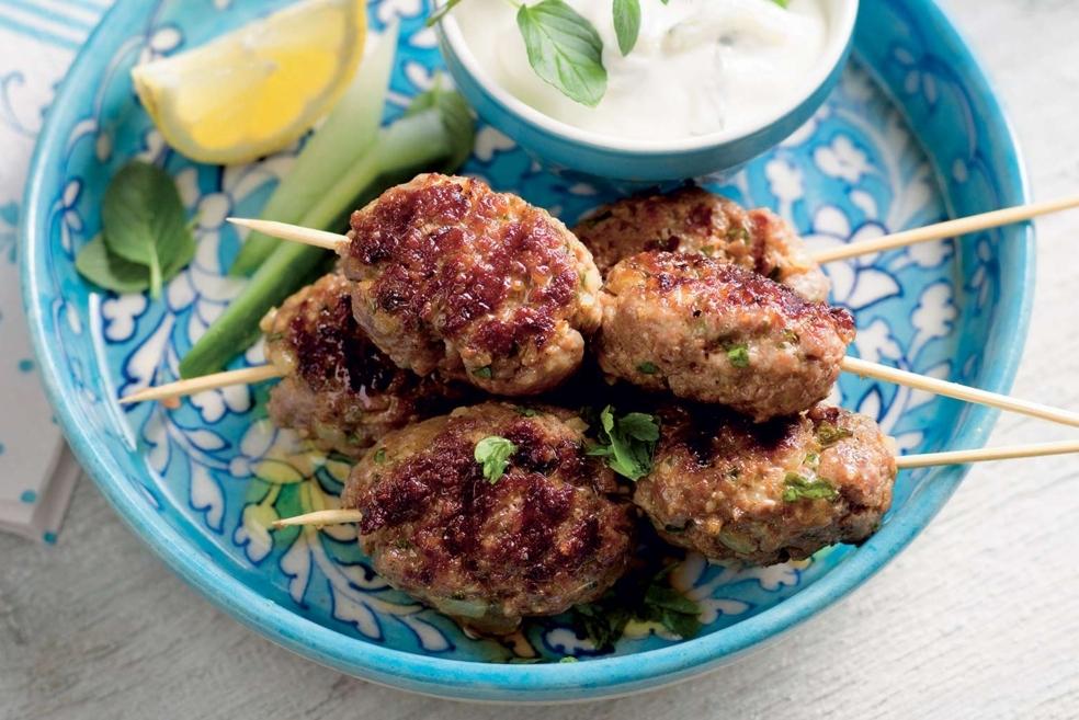 Brochettes épicées et leur tzatziki