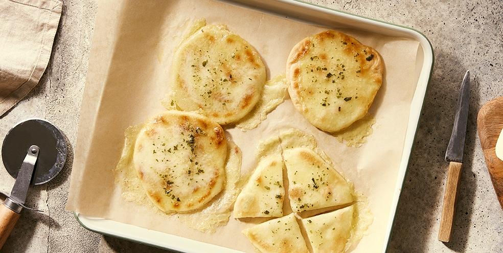 Pains pita gratinés à la mozzarella