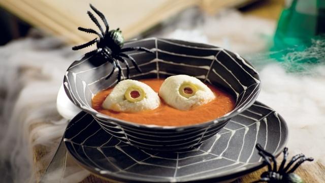 Bol d'Halloween à la tomate et mozzarella