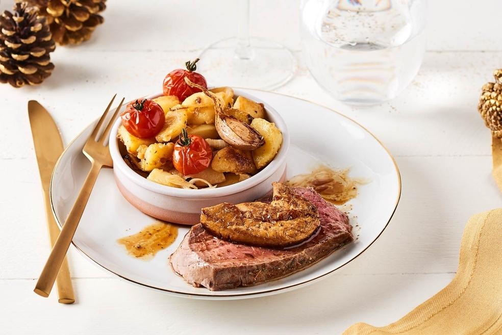 Rôti de bœuf façon Rossini, poêlée de pommes de terre et tomates cerise au thym et à l’ail