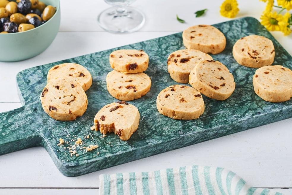 Sablés salés de Pâques à l’origan et garnis de tomates séchées