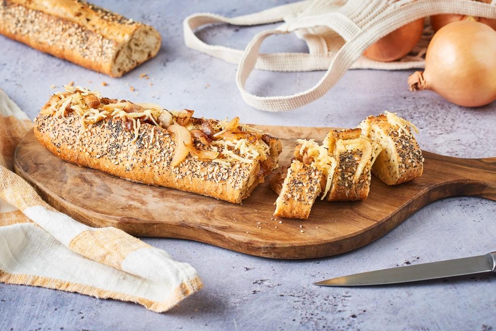 Baguette farcie oignon, lardons et gruyère