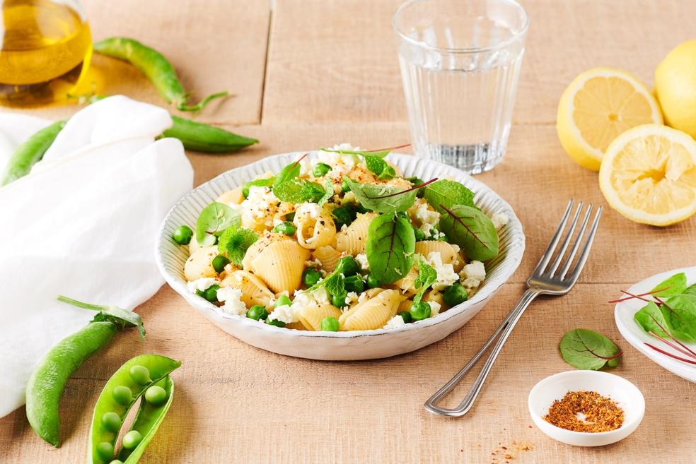 Salade de pâtes, petits pois, feta, menthe et citron